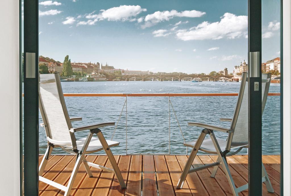 VIPliving Houseboat Hotel Praha Bagian luar foto