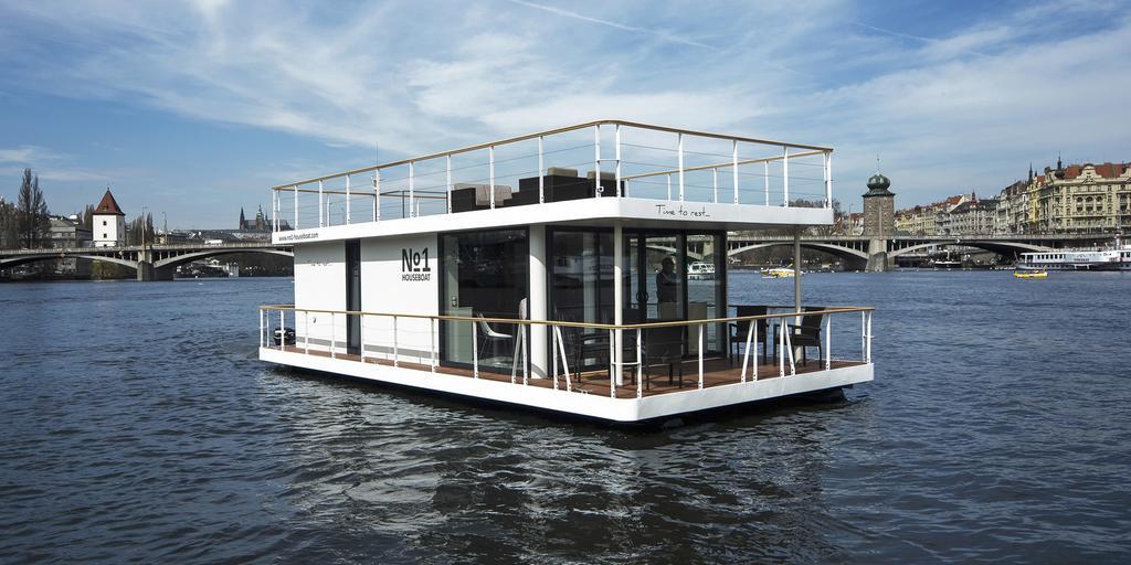 VIPliving Houseboat Hotel Praha Bagian luar foto